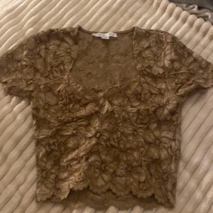 Tun brun t-shirt - En fin blommig t-shirt 