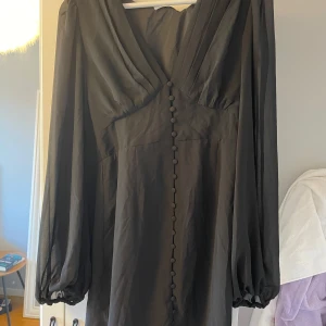 Svart chiffon botten up klänning  - En jätte fin klänning som är perfekt till fest, klänningen är helt ny med lap kvar. Orginal pris 599,säljs för 350