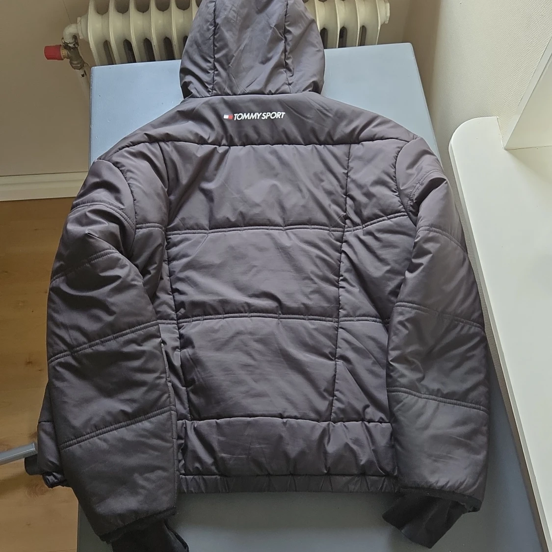 Svart pufferjacka från Tommy Hilfiger - 92