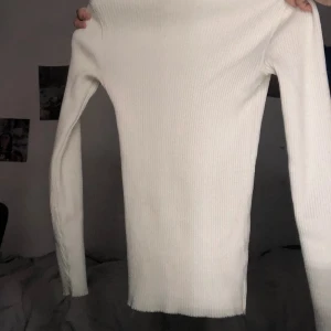 Vit tröja med hals sleves  - Vit tröja i bra skick fin och bra material ⭐️