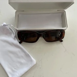 Chimi 10 - Säljer ett par Chimi solglasögon i riktigt bra skick, använt en gång. Modell: Chimi 10