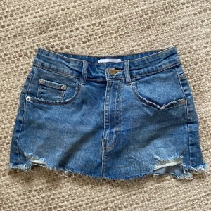 Jeans kjol - Säljer denna då jag inte använder den längre! Det var shorts innan men har klippt om den till en kjol💗 fråga om ni har några frågor