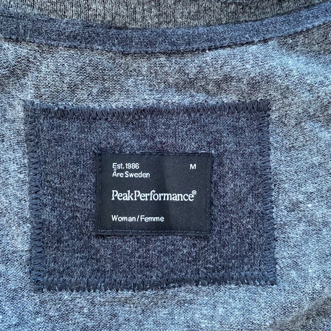 Ny grå väst i linne och bomull i strl M från Peak Performance, modell Lia V - 91