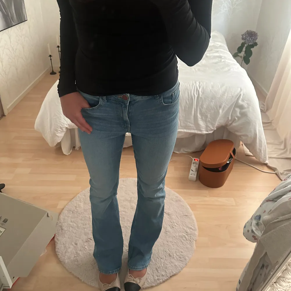 Högmidjade jeans i väldigt bra skick . Jeans & Byxor.