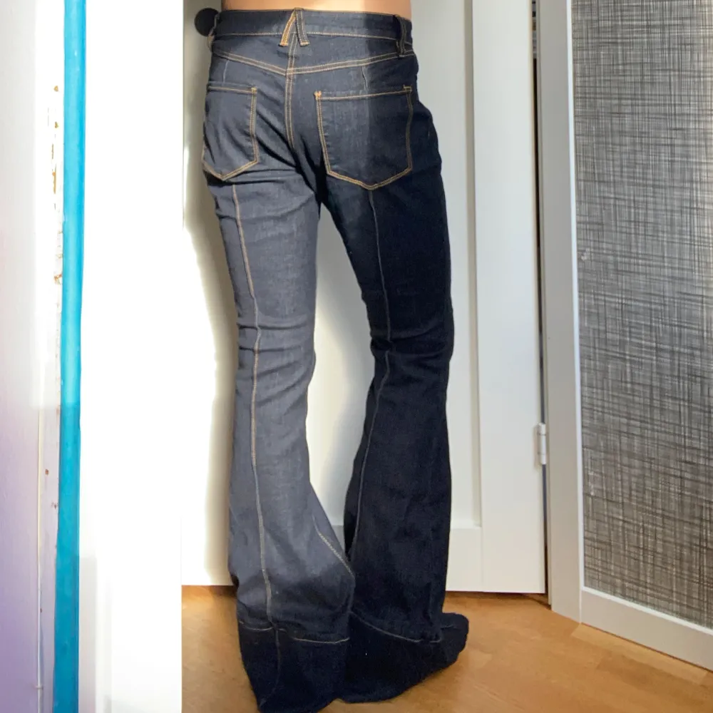 Jättesnygga jeans med lapp kvar från fashion nova❤️ midjemåttet är 76 cm ungefär ❤️. Jeans & Byxor.