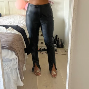 Skinnbyxor  - Snygga, trendiga skinnbyxor med slits i änden, från NAKD i storlek 40. Är i bra skick och redo för att rockas av någon annan. Anledning av försäljning är viktnedgång, annars älskar dessa byxor. Intresserad? 