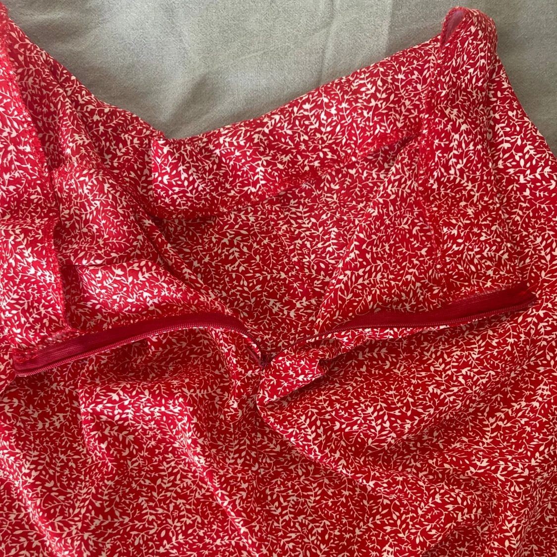 Röd blommig kjol från SHEIN - 90