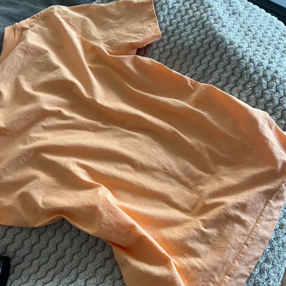 Aldrig använd, från arket , neon orange. T-shirts.