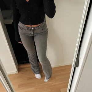 Grå jeans  - Säljer dessa jeans från Gina tricot i stl 40💕bra skick💓säljes då dem inte längre kommer till användning💕