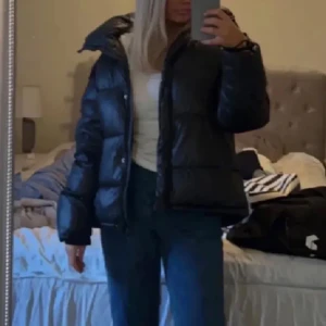 Bik bok vinter jacka  - En svart vinterjacka från bik bok som jag köpte här på plick men den va för liten. Jag köpte den för 700 men säljer 600