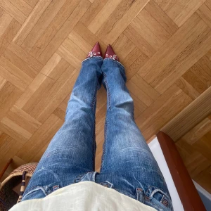 Röda klackar - Säljer dessa ursnygga!! Röda klackarna som tyvärr glappar på mig de är såå perfekta men kan inte användas