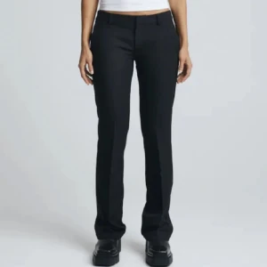 Bikbok kostym byxor 🥰 - Säljer bikbok kostymbyxor i modellen Vera!! Har en slitt där nere!! Pris går att diskuteras🥰🥰🥰🥰🥰🥰🥰36 mycket mer som 34, små i storleken 