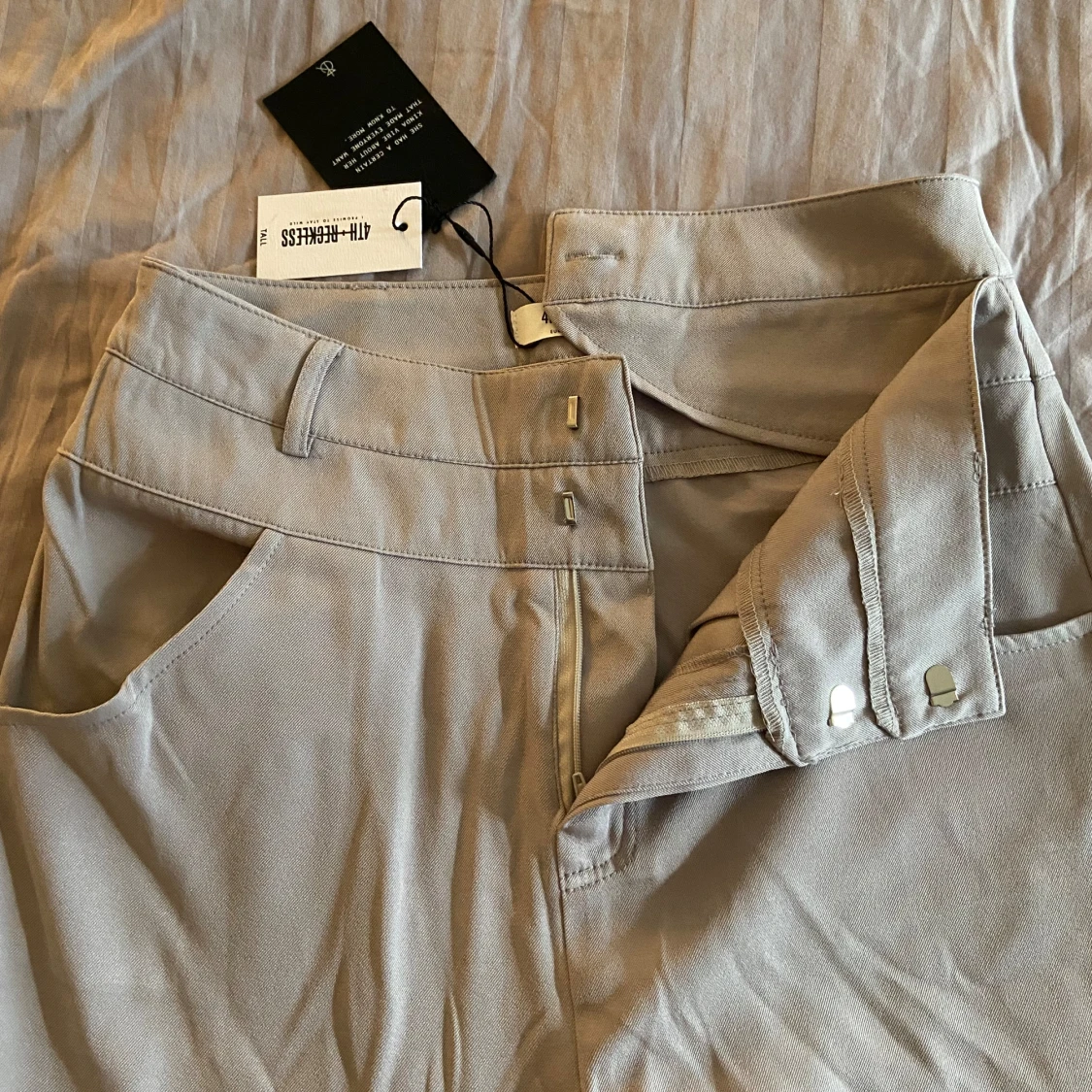 Grå/beige figursydda byxor från 4th & reckless  - 93