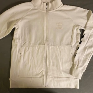 Hummel kofta - Vit fläckfri hummelkofta som är använd ett par gånger som nu är för liten, pris kan diskuteras om d behövs