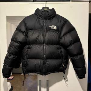 En fin puffer jacka från the north face som är perfekt för vintern. Nypris 3899 kr