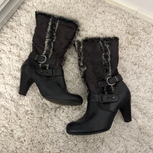 boots  - jätte snygga vinter boots med klack, finns en liten defekt (kolla sista bilden)