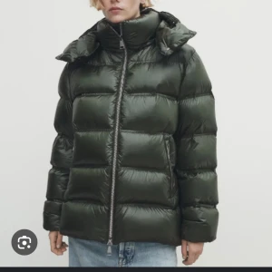 Grön jacka  - Grön jacka intressekoll jätte bra skick jätte perfekt ❤️❤️❤️// den säljs inte längre! 