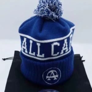 Allcap1 mössa - Mörkblå Allcap1 mössa som passar riktigt bra nu till vintern. 