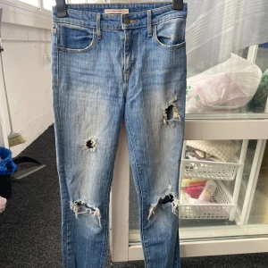 Levis jeans  - Säljer mina fina Levis byxor, som har hål på framsidan som ingår i modet. De här hög midja och sitter perfekt. Säljer pågrund av ingen användning av de 