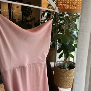 Rosa balklänning/långklänning  - Säljer en rosa balklänning/långklänning från VILA i storlek 34🙌🏼 Klänningen är använd vid ett tillfälle endast så är därför i nyskick! Går ungefär precis över anklarna på mig som är 160 cm lång🤗 (Skriv för fler bilder) 