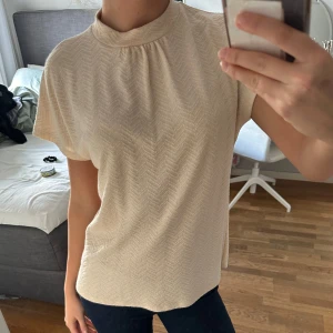 Blus - Beige finstickad blus från holly and whyte💞