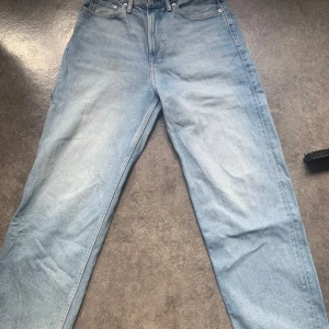 Ljusblå HM byxor loose fit - Bra skick, aldrig använda, orginalpris: 400kr Mitt pris: 200kr
