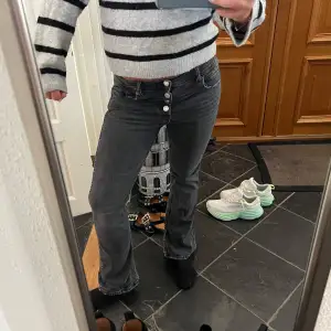 Svarta jeans från zara med tre knappar. Modellen säljs inte längre. Säljer då de tyvärr blivit för små för mig. Så sjukt snygga passar till allt! Storlek 152. Nypris: 359