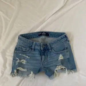 Jättepopulära jeansshorts från hollister 💓passar storlek xxs-s och nypris 599kr 