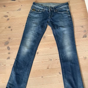 Lågmidjade jeans  - G-star jeans i storlek 30 L32. Bra skick och använda fåtal gånger. Skriv vid minsta fråga eller fundering. Priset är inte hugget i sten.