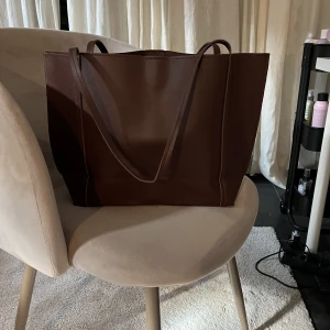 Brun väska - Jätte fin väska som aldrig använts!! Perfekta storleken på väska då man får mer allt man behöver🤎finns även en liten ”necessär” som ligger i väskan, men som man kan ta ur🤎