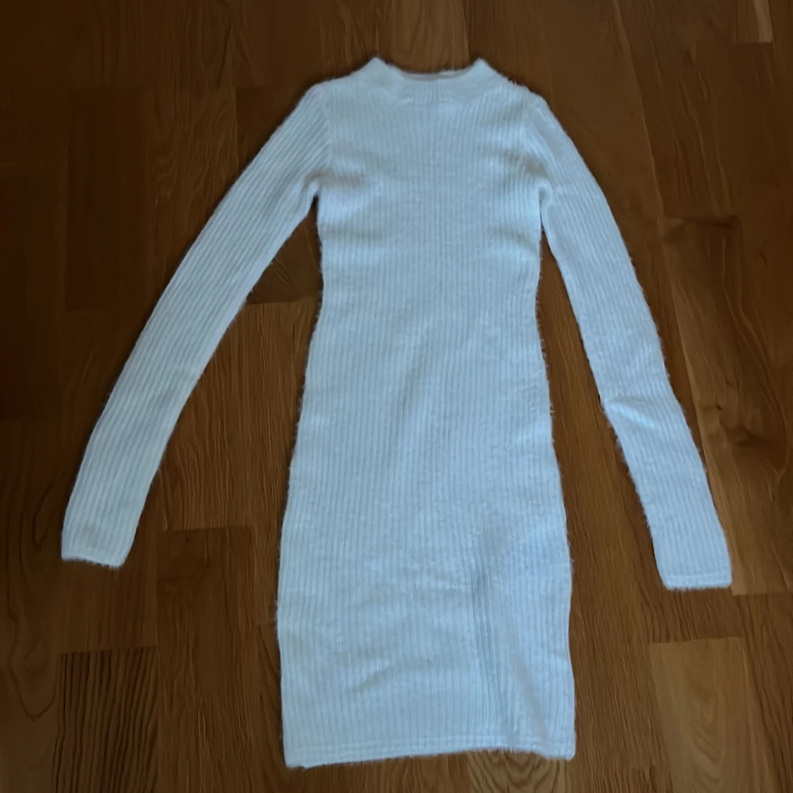 Vit stickad klänning från FB Sister