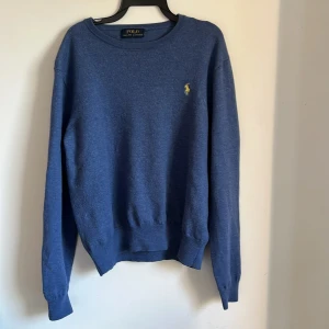 Ralph lauren tröja - Säljer denna snygga ralph lauren tröjan som passar perfekt på hösten och vintern. Den är i super bra skick.