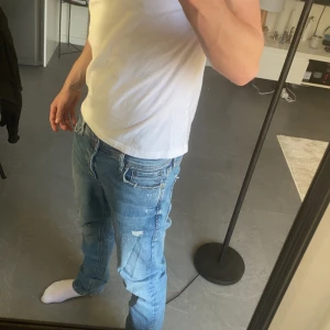 Jack and Jones Jeans - Rikigt feta Jack and Jones jeans i str 33/32. Skicka 8/10 Hör av er vid minsta fundering!