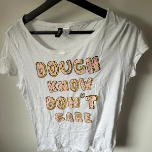 Vit t-shirt - Vit t-shirt med tryck från H&M. Väl använd men inget slitage. Tunnare i tyget. Storlek XS men skulle funka som en S. 