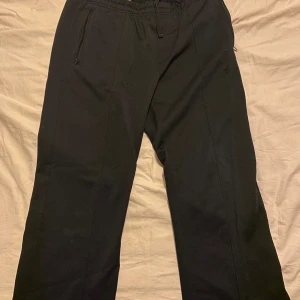 Sunflower Track Pants - Säljer dessa snygga track pants från Hello Sunflower i en stilren svart färg. Använd endast ett fåtal gånger då de inte riktigt passar och är i ett bra skick. Sitter som en 31.