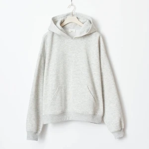 gina tricot hoodie - den populära hoodien från gina! jättefint skick, säljer då den är något för liten för mig. skriv vid frågor❤️nypris 360 kr