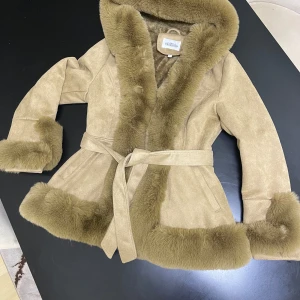 En oanvänd kappa - En Päls kappa