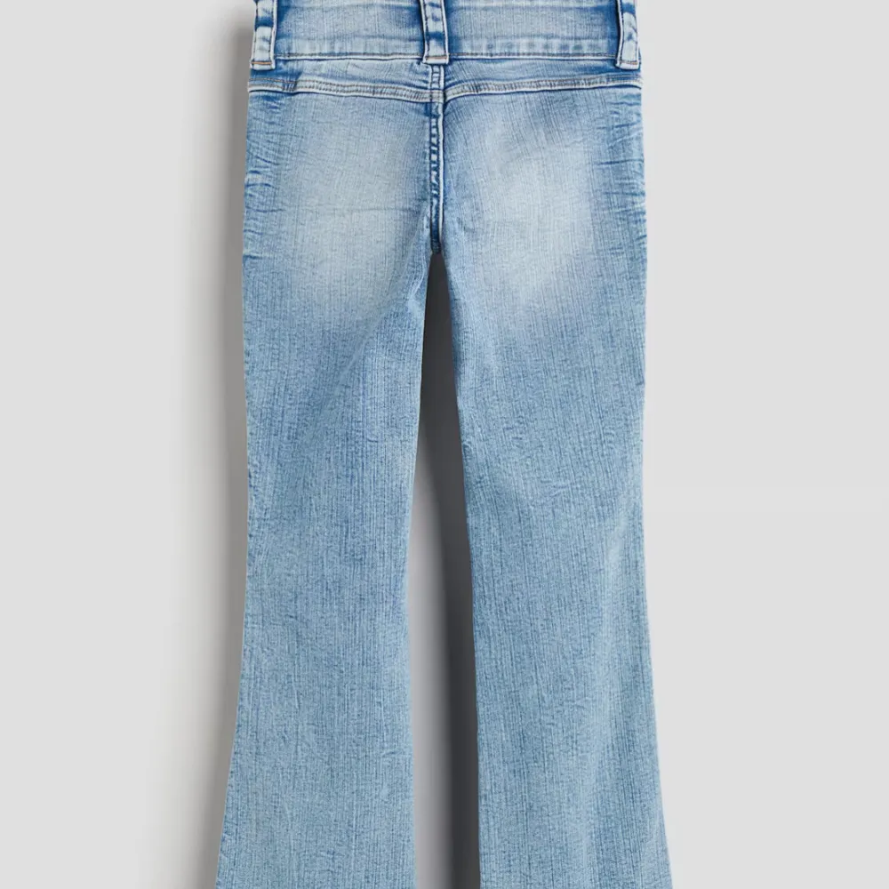 Säljer dessa sjukt snygga low waist jeans från hm barnavdelning!! Dem är slutsålda i Sverige och är i storlek 164, dem sitter bra på mig som är ca 160 cm lång💕💕 kom privat för frågor eller fler bilder💞💞. Jeans & Byxor.