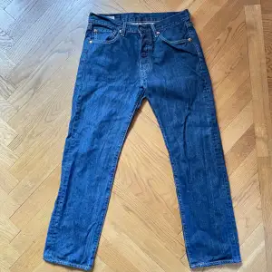 Säljer ett par klassiska Levi's 501 jeans i blå denim. De har en rak passform och är i mycket bra skick, knappt använda. Perfekta för både vardag och fest 🕺