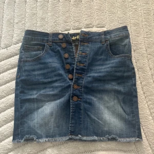 Denim Kjol - Aldrig använd, säljer då ja rensar garderob + ej passar. tryck gärna KÖP nu