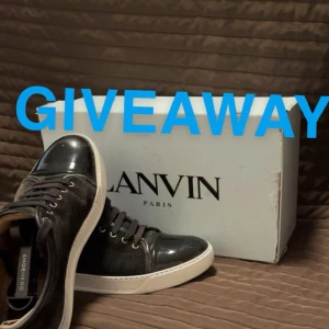 Giveaway  större chans att vinna om du köper något eller har redan gjort de man kan köpa skorna också  - Giveaway  För att dela ta så måste ni: Följ mig✅ Lika✅ och lika nån av mina andra utlägg Kommentera ✅  Vinnare dras 30 augusti lycka till alla👑 Man kan även köpa nån av mina andra plagg på min profil för en större chans att vinna och om du har köpt 
