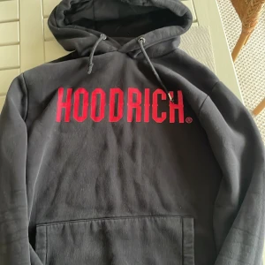 Hoodrich hoodie - Skick 8/10 snörena är sönder bara därför denna inte är 10/10 i skick🤝. Köp för 3 månader sen för 700 säljs nu för endast 350 kr🙌😁