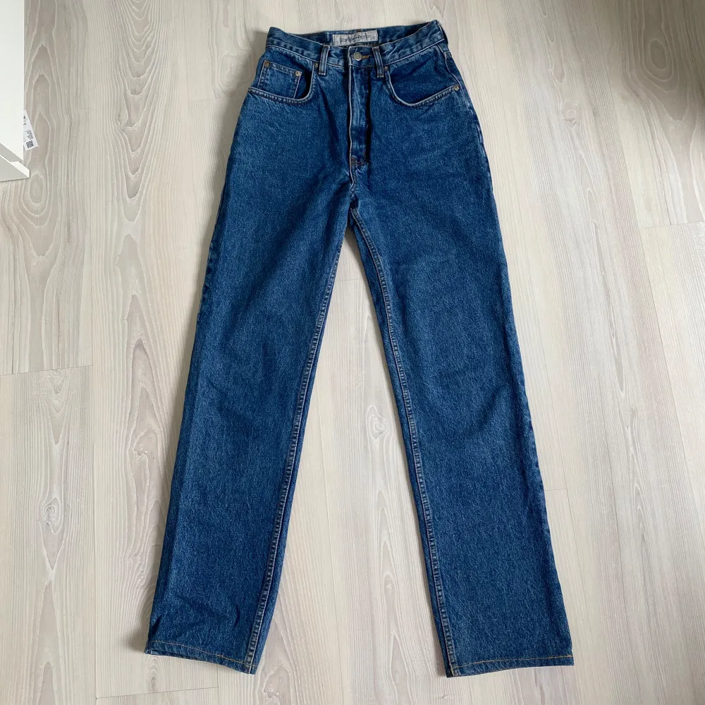 Perfekta everyday-jeans som passar till allt möjligt! Väldigt fin blå färg och passformen är rak, högmidjade. Märket Dapper men köpta second-hand för många år sen. Sitter bra på mig som bär storlek 38, 177 cm lång. Inga defekter ❤️‍🔥. Jeans & Byxor.