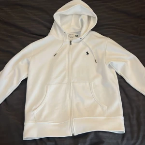 Ralph lauren zipper vit S. - En vit Ralph lauren zipper hoodie. Perfekt skick använd 1 gång men var för liten.