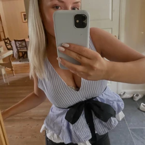 söt topp - återpublicering då den inte fick tillräckligt med kärlek! så fin randig topp med en söt sidenrosett fram! (dragkedja bak)🩵🤍🩵