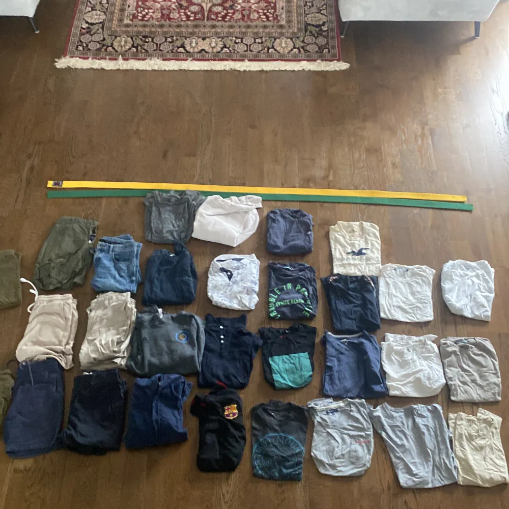 En stor samling av kläder i olika färger och material. . De är i olika stilar och passformer men allt är i storlek s/m. Märken så som hollister, Massimo dutti, bondelid och winwin. Använt men i mycket bra skick. Är du intresserad av bara ett eller några plagg går det bra att höra av sig😊. Övrigt.