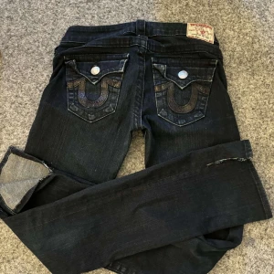 True religon jeans  - Lågmidjade och bootcut me egen klippt slits. Väldigt fint skick 
