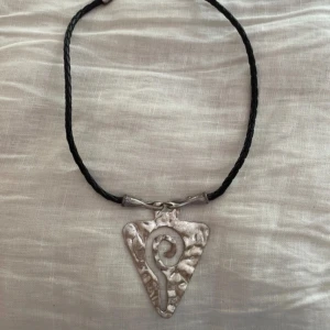 Coolt halsband - Ett fint lite större halsband som passar till allt! Jättebra skick. Köpt second hand