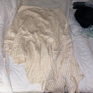 Kjol - Randig kjol som man knyter på sidan. Från & Other stories och är i bra skick. Hör av er vid intresse eller ev frågor!💌☺️