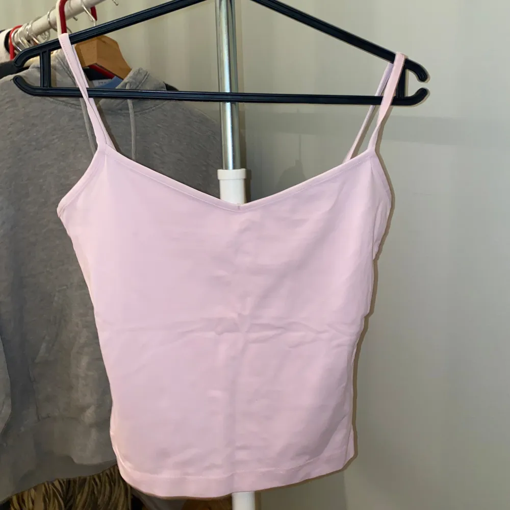 Rosa linne från clothes. Linnet är i bra skick. Hör av er vid intresse eller ev frågor!💌☺️. Toppar.